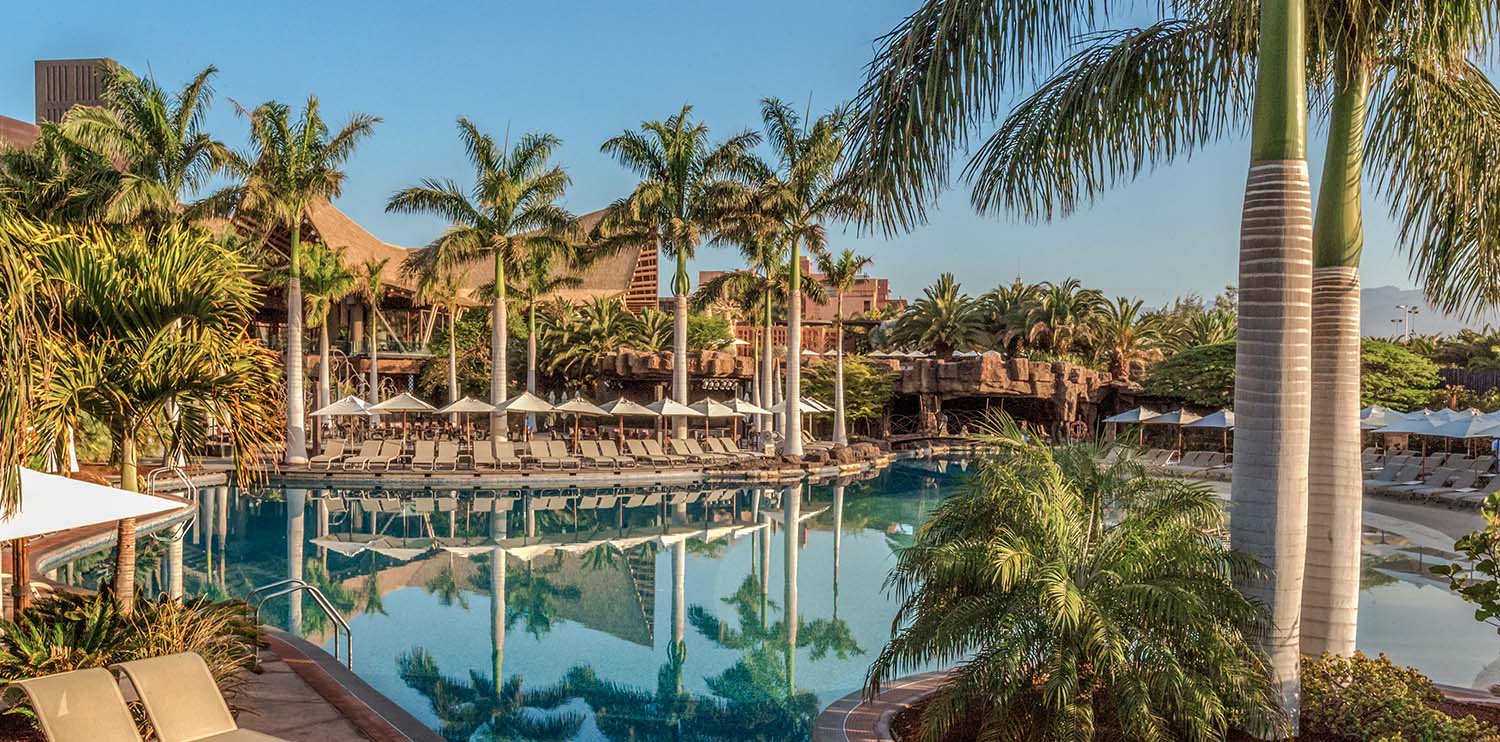  Palm trees in the pool area of ​​the Lopesan Baobab Resort hotel in Meloneras, Gran Canaria 